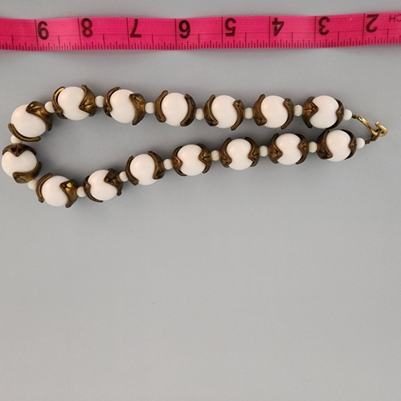 Elegant White and Gold Necklace - Picture 2 of 2